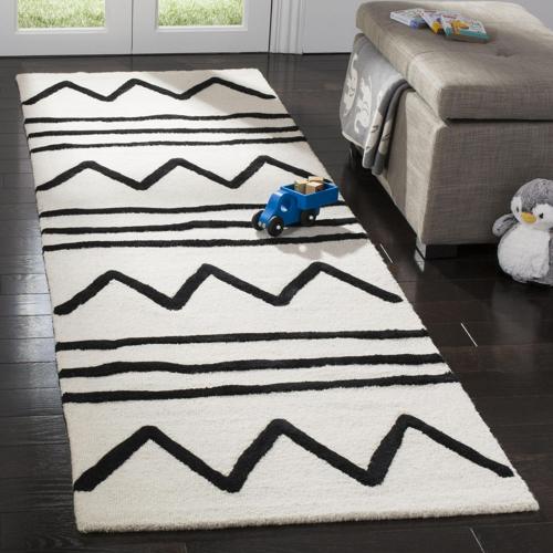 SAFAVIEH Kids Zigzag Striped Wool Runner Rug, Ivory/Black, 2'6*8'