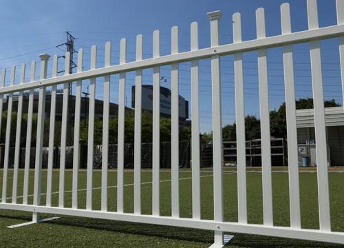 Lightweight Portable Vinyl Fence Kit with Metal Base (42in*92in)